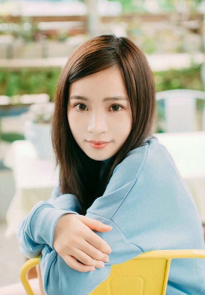 清纯阳光甜美美女悠闲自在生活写真图