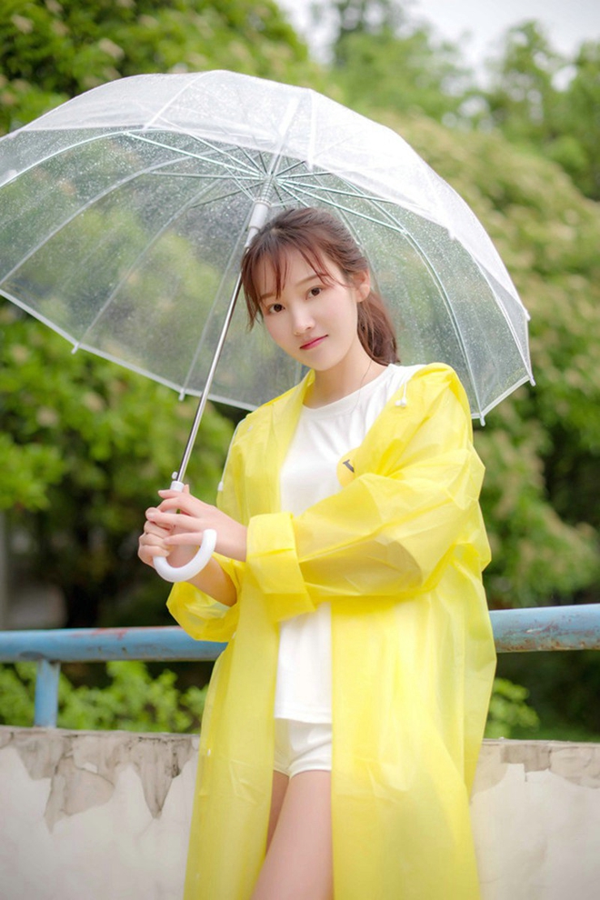 清纯白嫩妹子雨天清新娇巧甜美写真