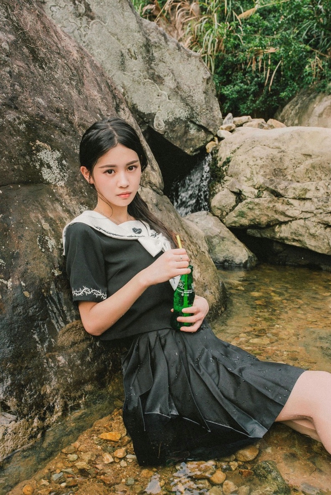 清纯可人养眼长发美女小溪边清新迷人私拍写真