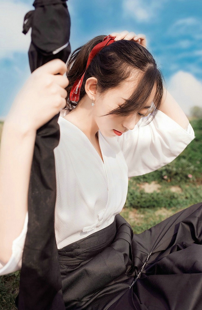 漂亮女剑客清新唯美户外写真