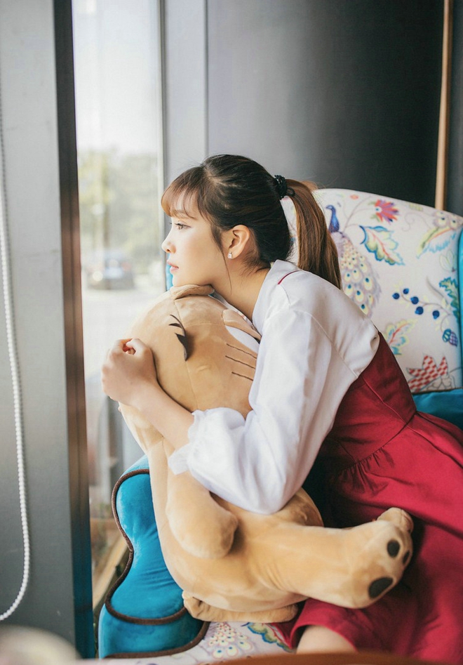 阳光甜品店吃点心美女写真