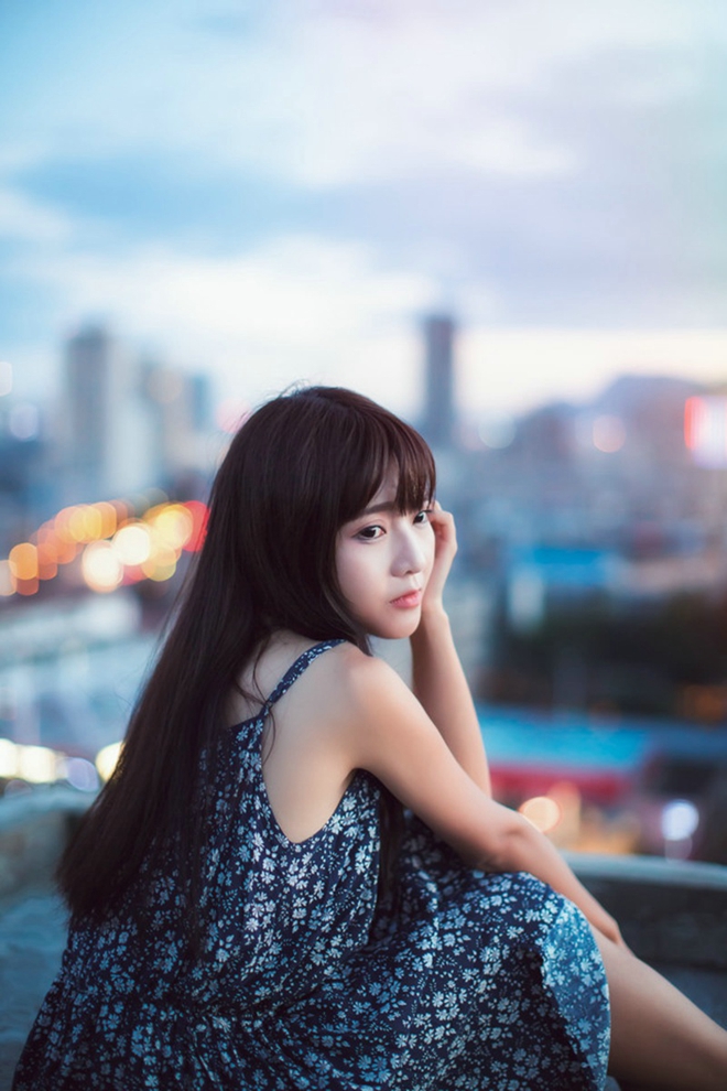 笑容甜美动人可爱阳光清纯美女天台长裙俏皮写真