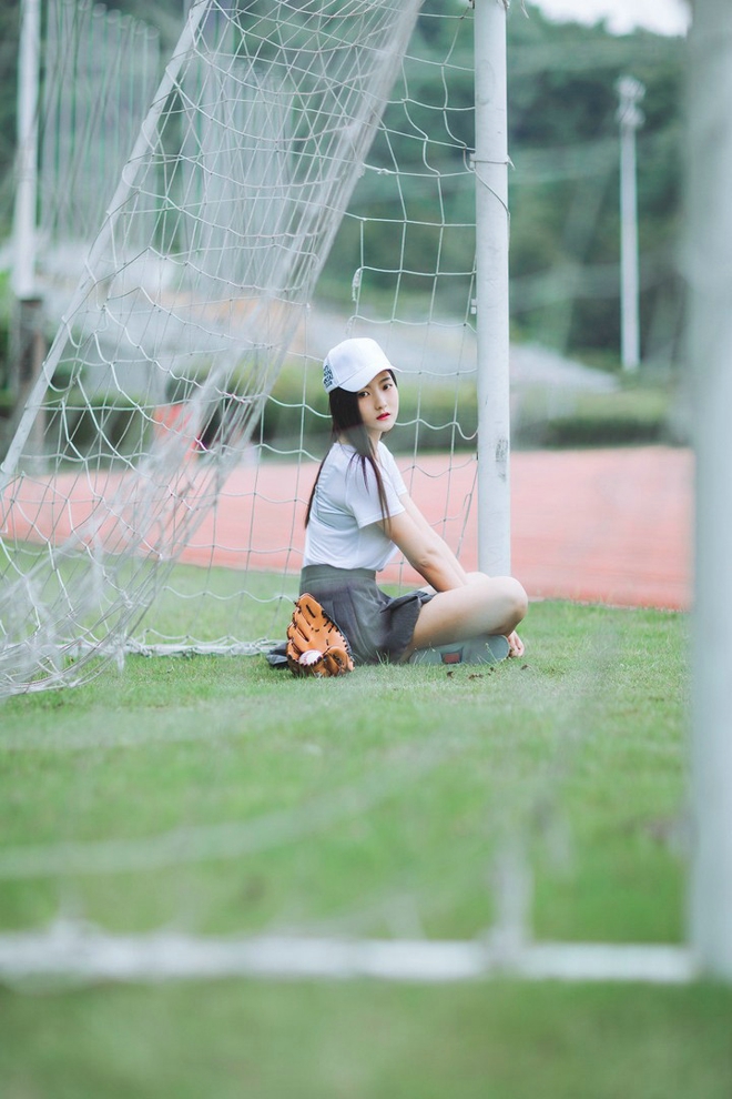 清纯长发红唇美女棒球场清新俏皮写真