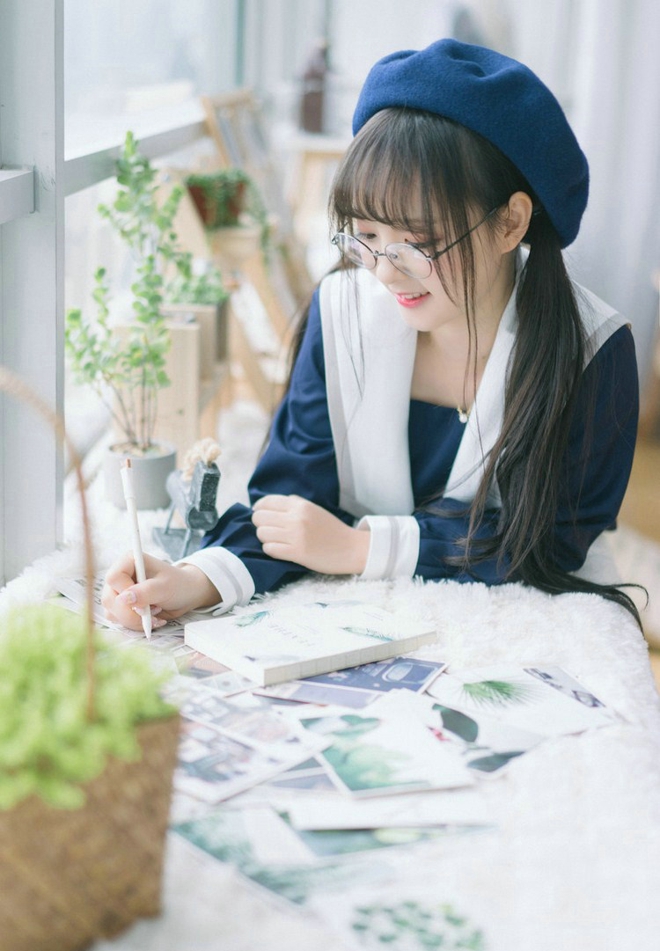 娇嫩萌态十足戴眼镜的小萝莉写真