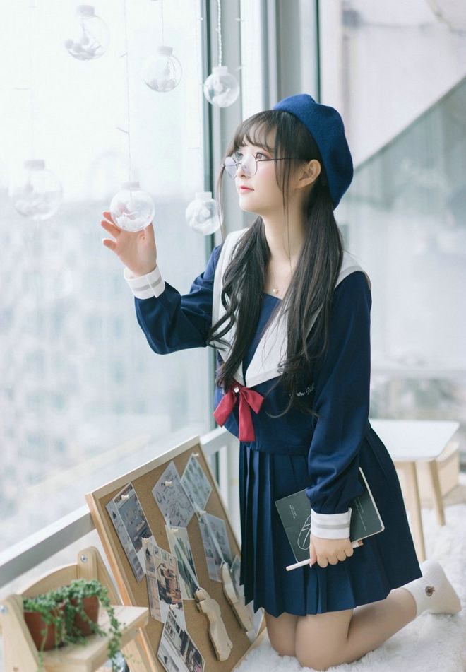 娇嫩萌态十足戴眼镜的小萝莉写真