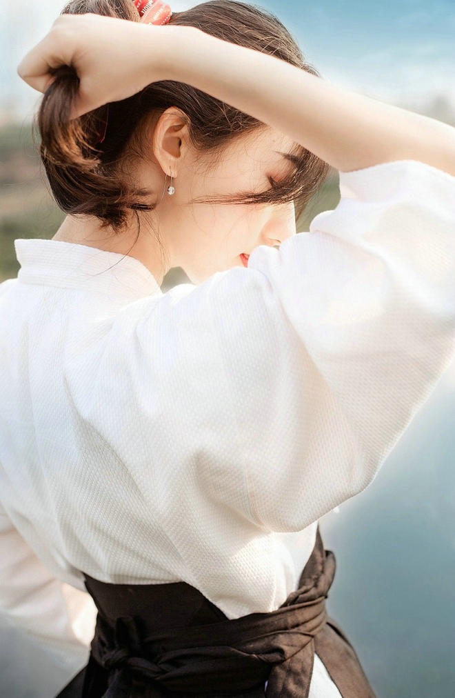 漂亮女剑客清新唯美户外写真