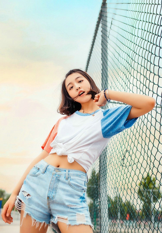 苹果头少女室外清新俏皮噘嘴笑写真套图