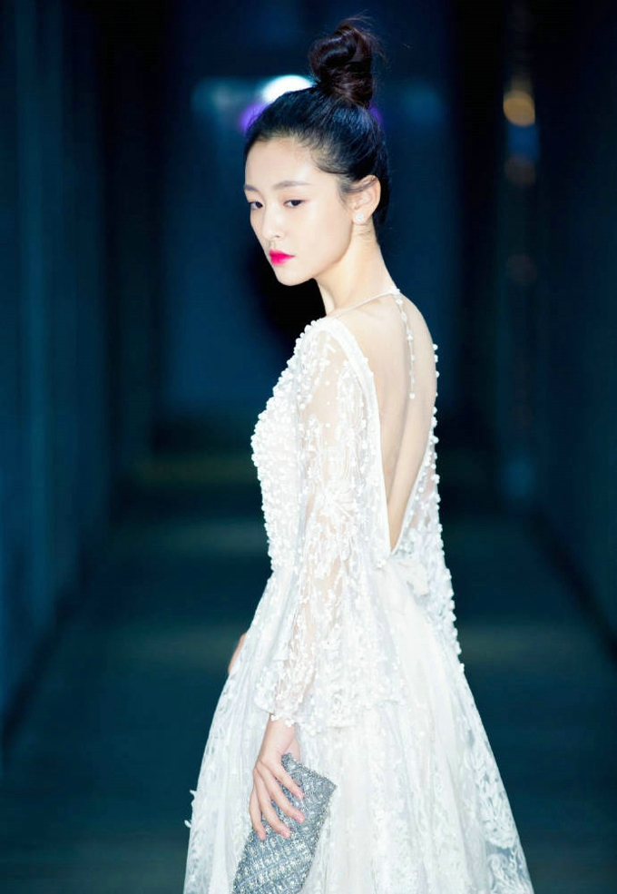 90后女星吴倩时尚简约大气写真图