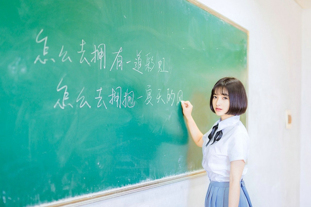 短发清纯学生妹衬衫短裙户外活力阳光俏皮唯美写真