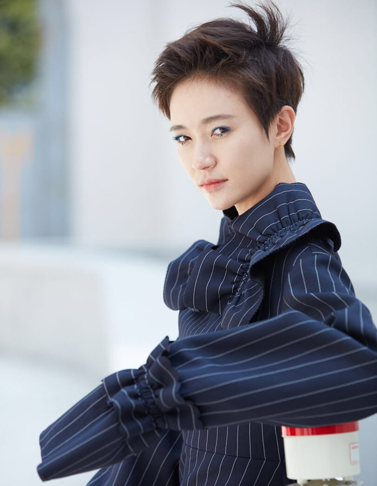 女星焦俊艳霸气中性写真照片