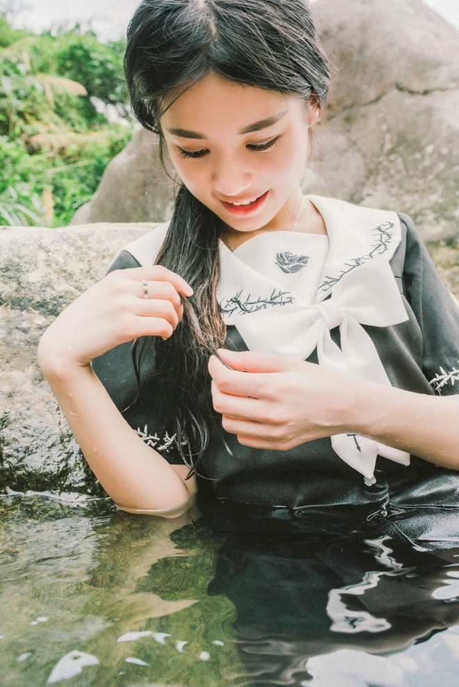 清纯可人养眼长发美女小溪边清新迷人私拍写真