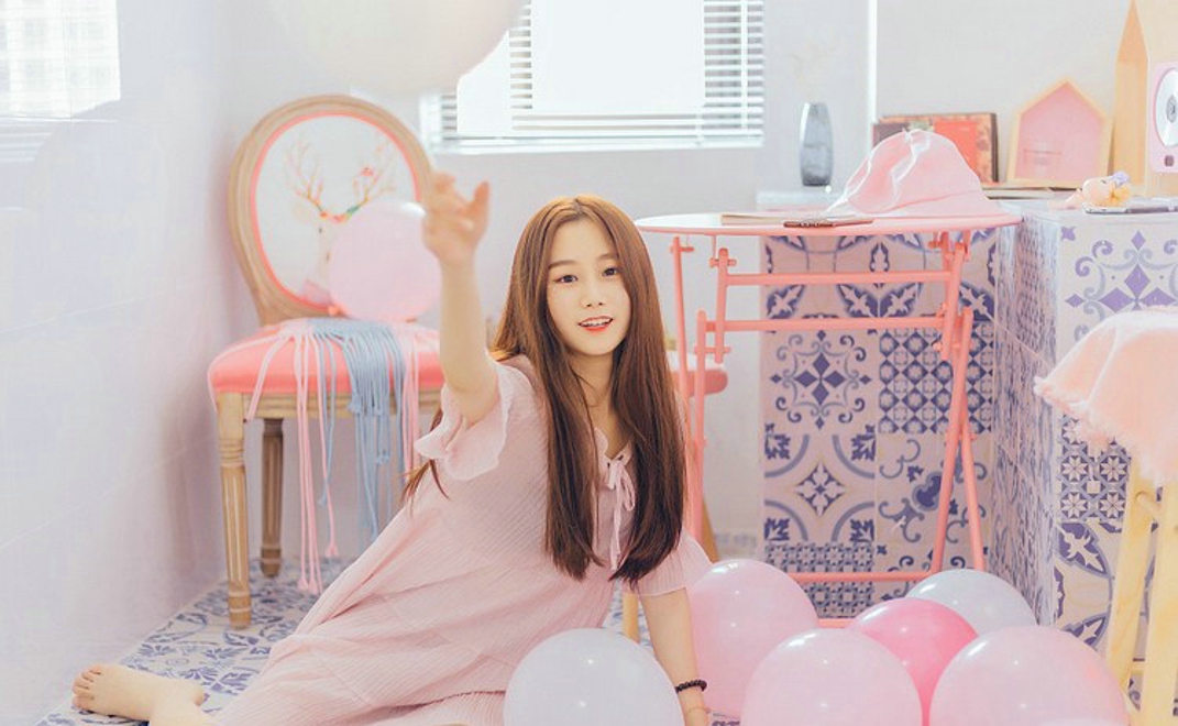 清新美女居家粉嫩阳光俏皮唯美写真