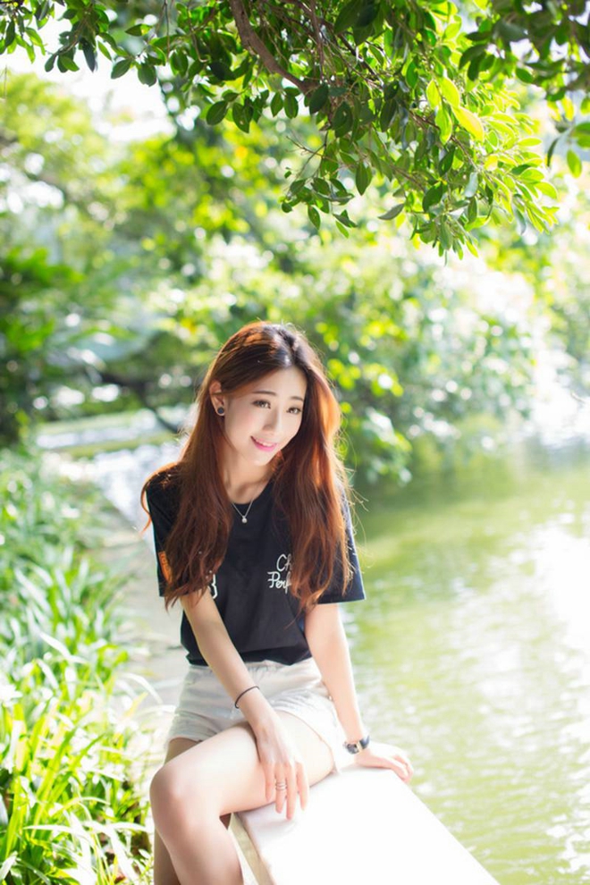 少女气息满满清纯稚嫩户外美女鬼马顽皮自拍照