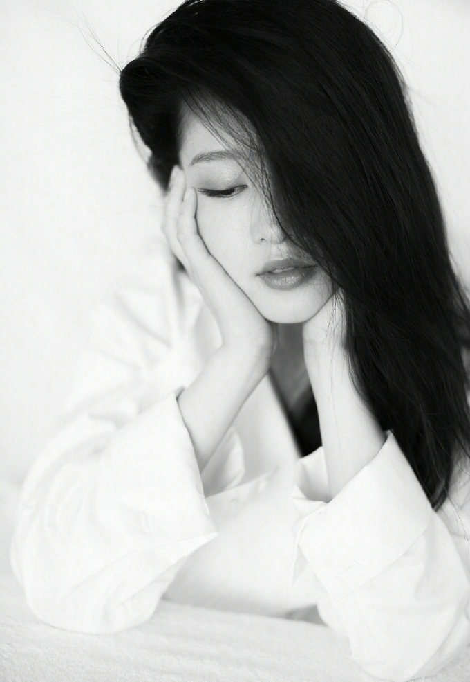 李沁黑白质感写真曝光