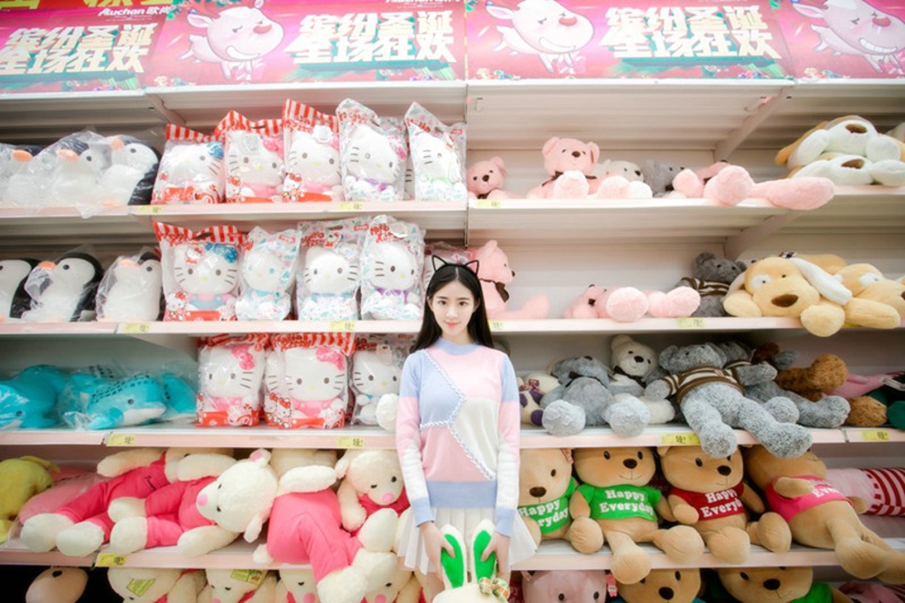 白皙清纯靓丽女孩清新俏皮超市私拍写真