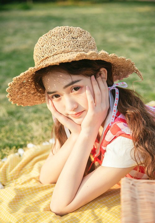 红白裙装美女也爱郊游唯美恬静写真集