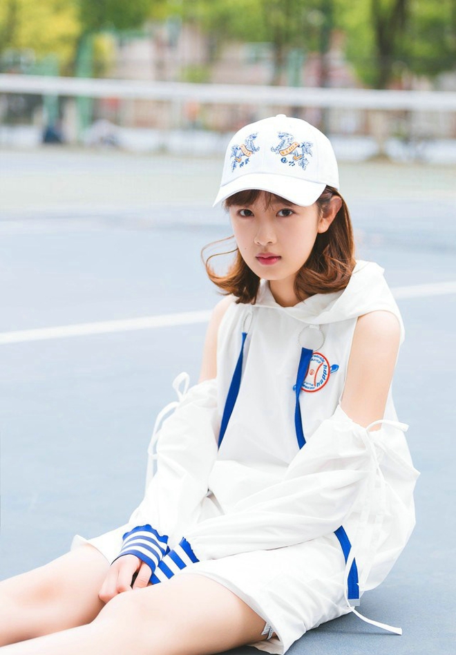 清纯娇嫩白皙阳光运动女生操场运动风写真照片