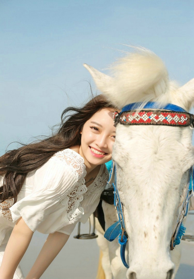 海滩上的白嫩如玉清纯少女