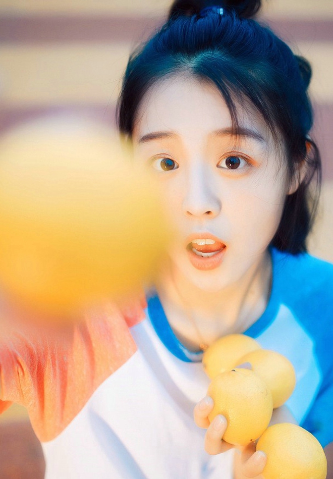 苹果头少女室外清新俏皮噘嘴笑写真套图