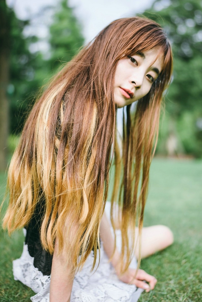 清纯靓丽时尚长发清新美女户外草地俏皮艺术照