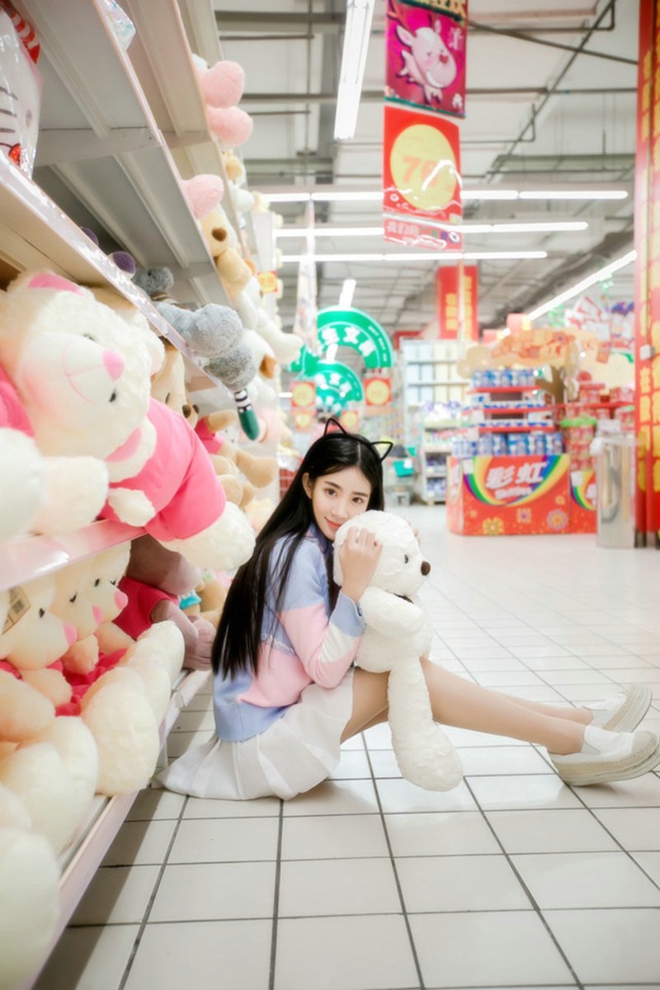 白皙清纯靓丽女孩清新俏皮超市私拍写真