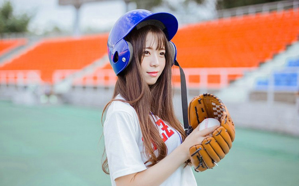 明眸皓齿阳光下清纯棒球少女