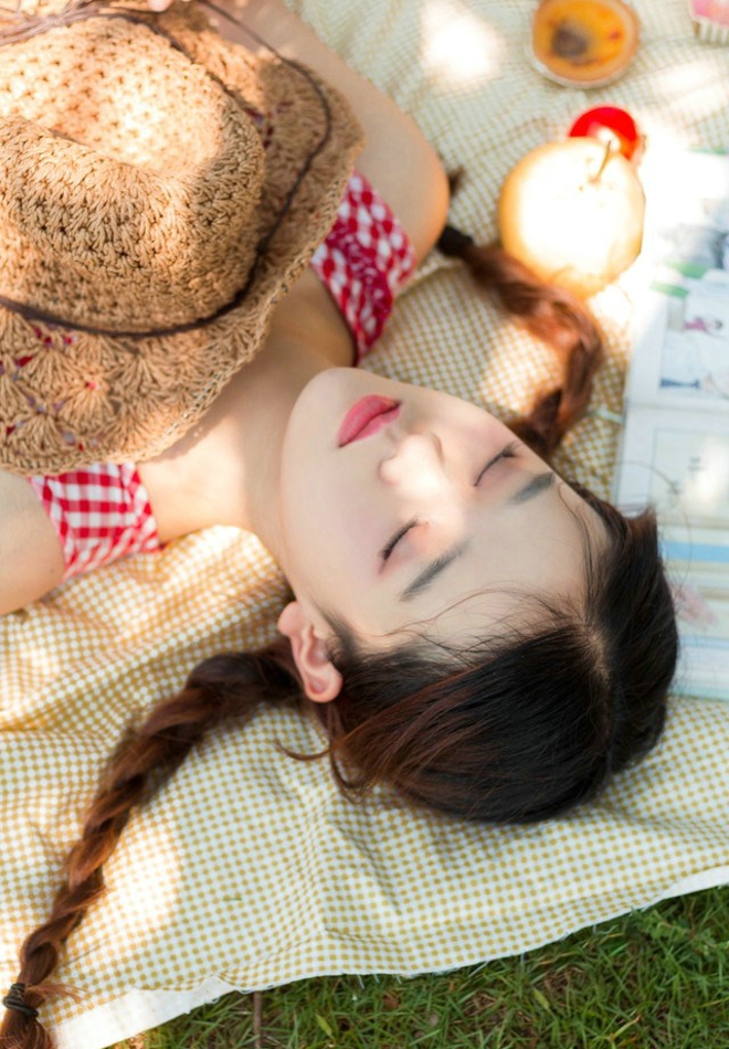 绿色草坪上大眼睛俏皮少女俏皮唯美写真