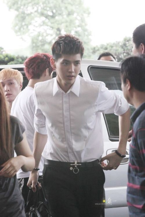 帅气吴亦凡机场照