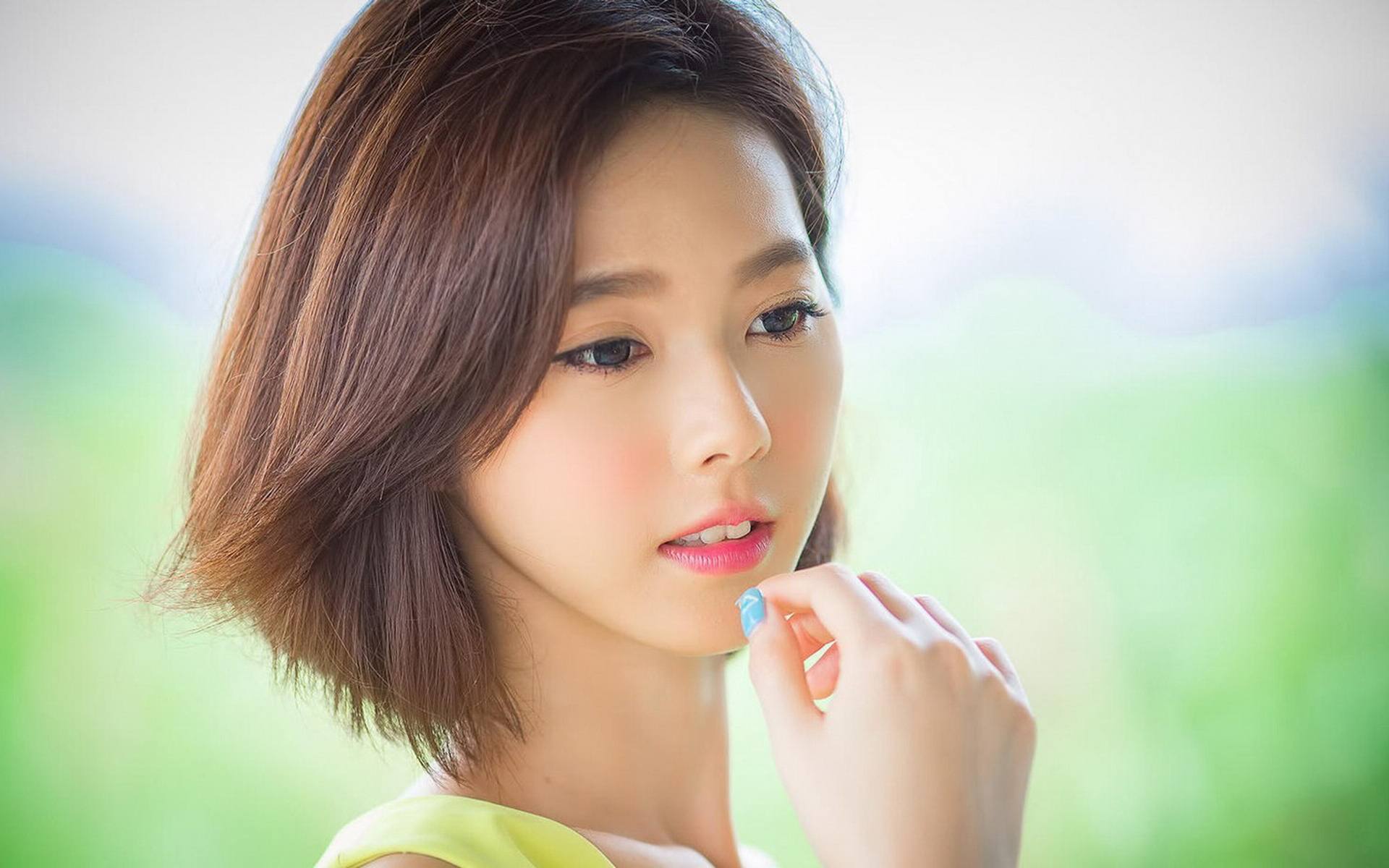 青春靓丽短发美女迷人照