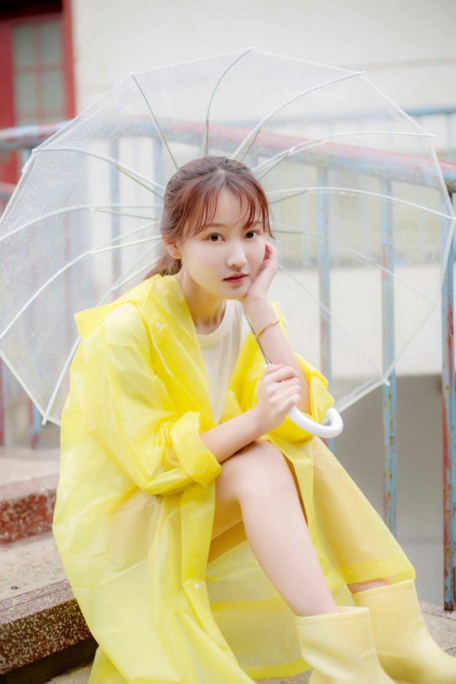 清纯白嫩妹子雨天清新娇巧甜美写真