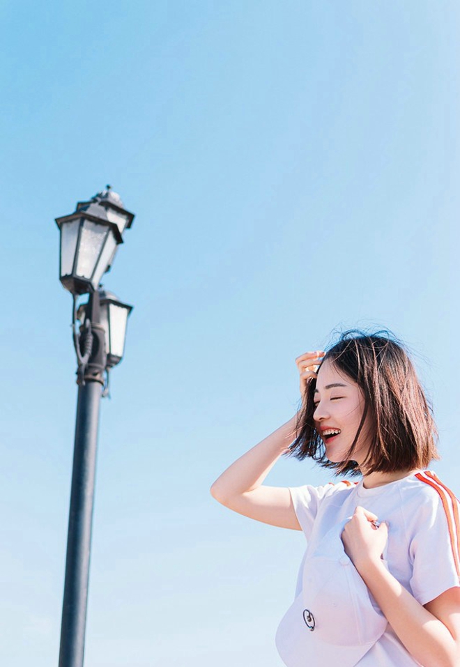 清纯运动衫元气少女上海俏皮写真