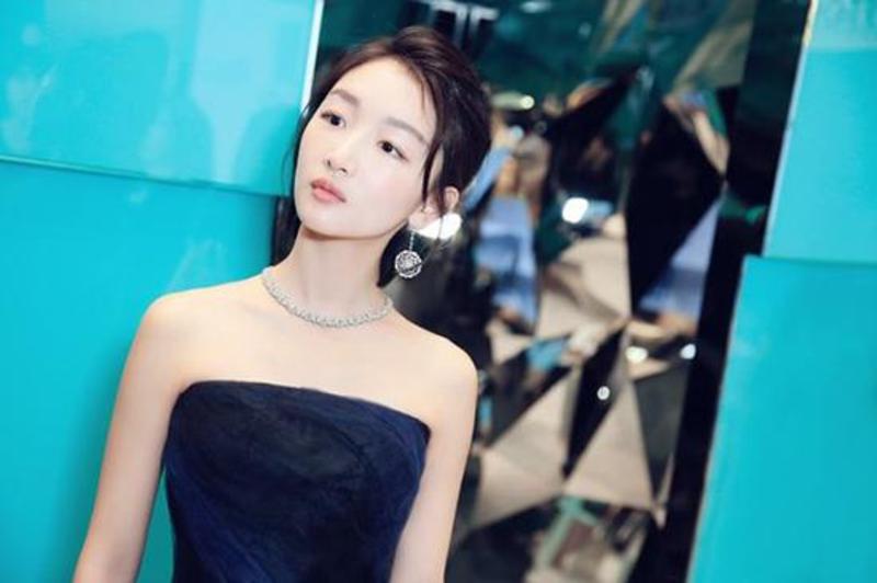 周冬雨时尚COSMO九月刊封面大片写真