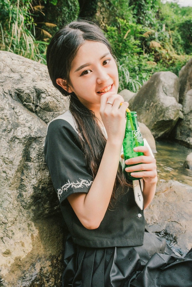 清纯可人养眼长发美女小溪边清新迷人私拍写真