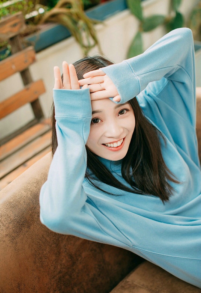 清纯阳光甜美美女悠闲自在生活写真图