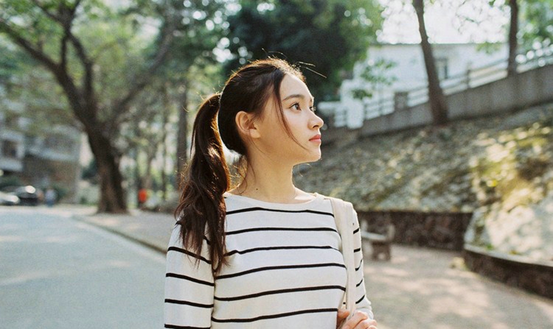 马尾少女牛仔短裤休闲写真