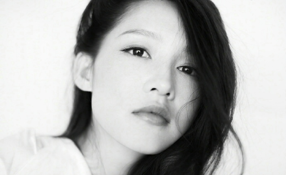 李沁黑白质感写真曝光