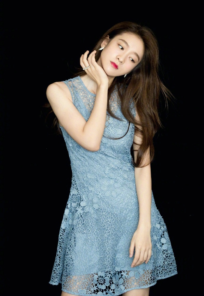 90后女星张雪迎不对称白色羽毛裙仙气飘飘