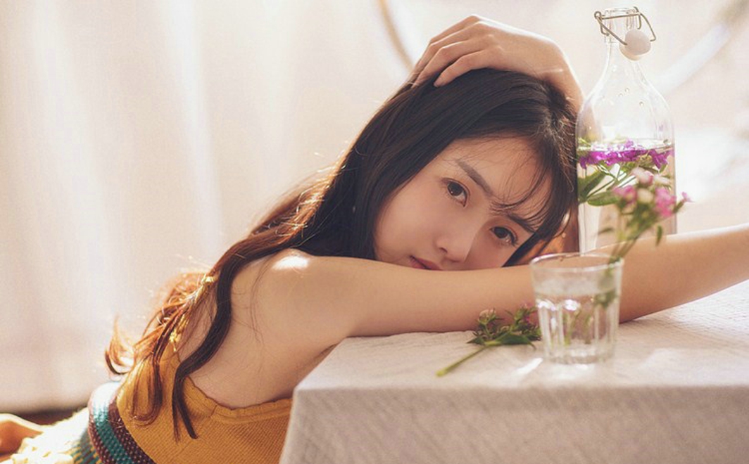 阳光清新娇嫩俏皮可爱美女