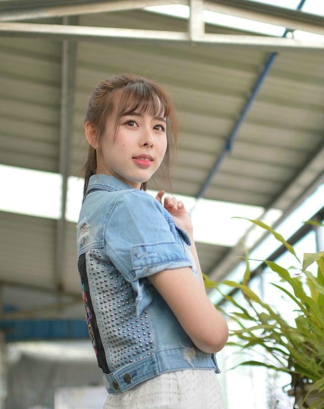 大棚清纯优雅娇嫩牛仔衫女孩