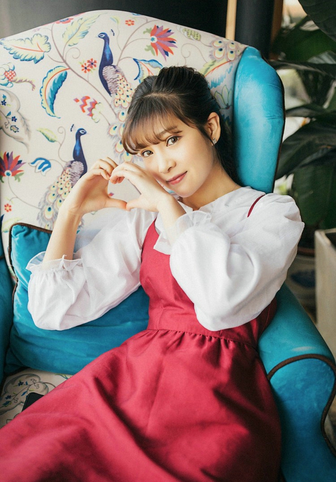 阳光甜品店吃点心美女写真