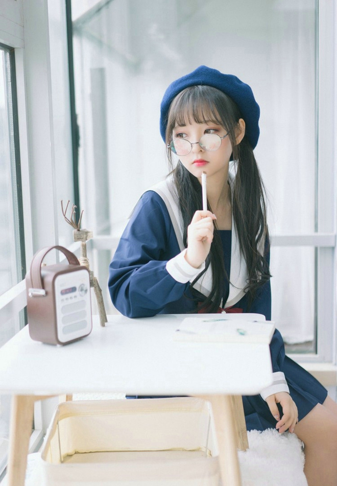 娇嫩萌态十足戴眼镜的小萝莉写真