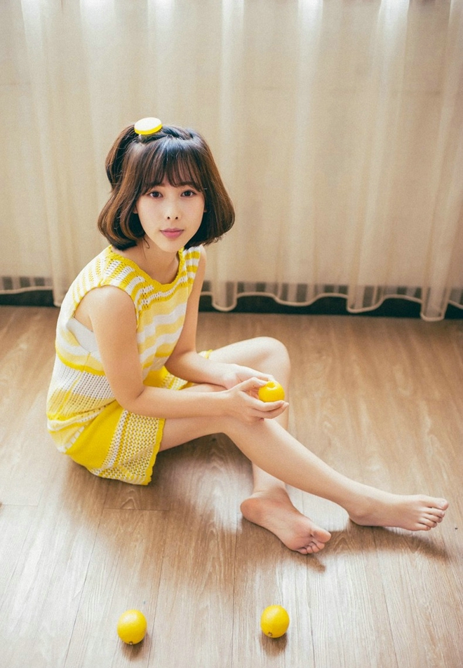 吃柠檬小清新短发美女居家可爱俏皮写真