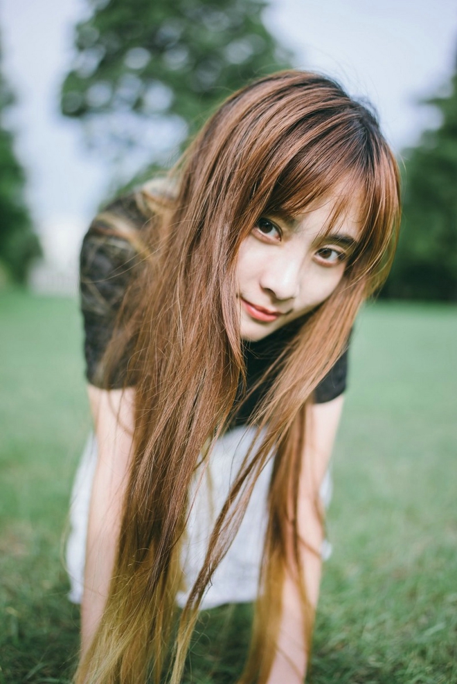 清纯靓丽时尚长发清新美女户外草地俏皮艺术照