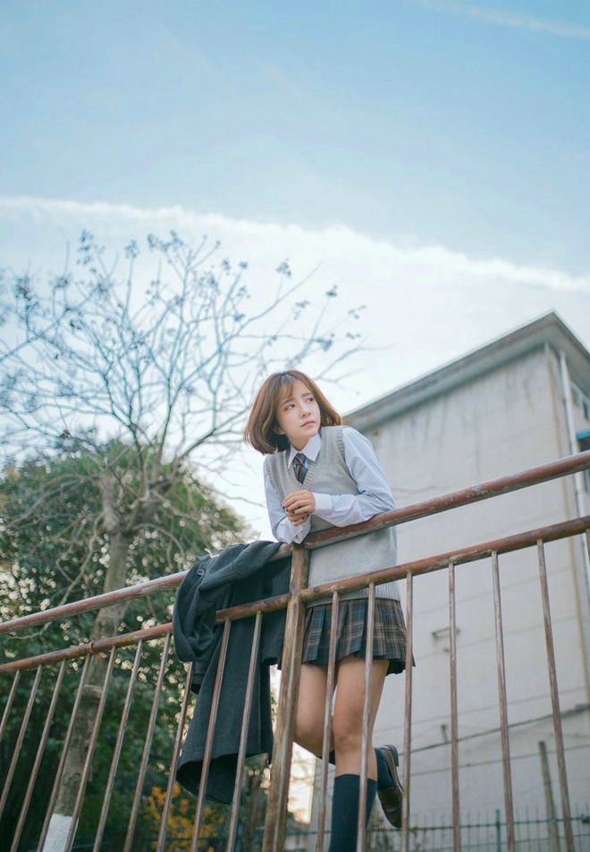 操场上的短发清纯校园美女