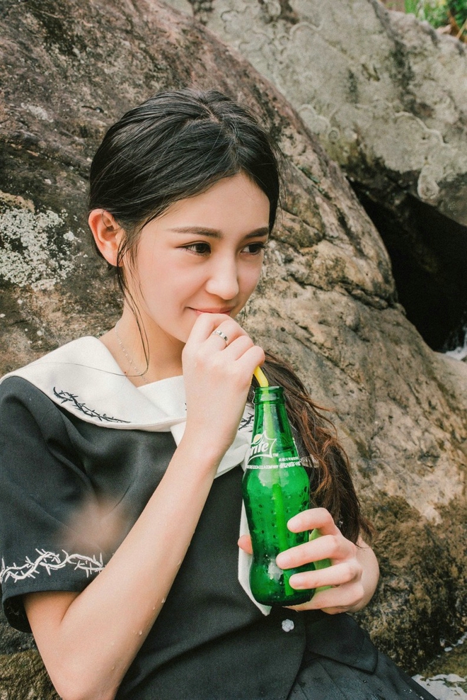 清纯可人养眼长发美女小溪边清新迷人私拍写真