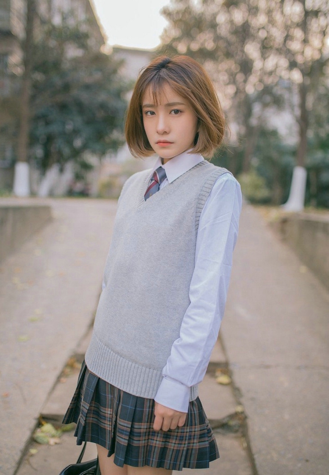 操场上的短发清纯校园美女