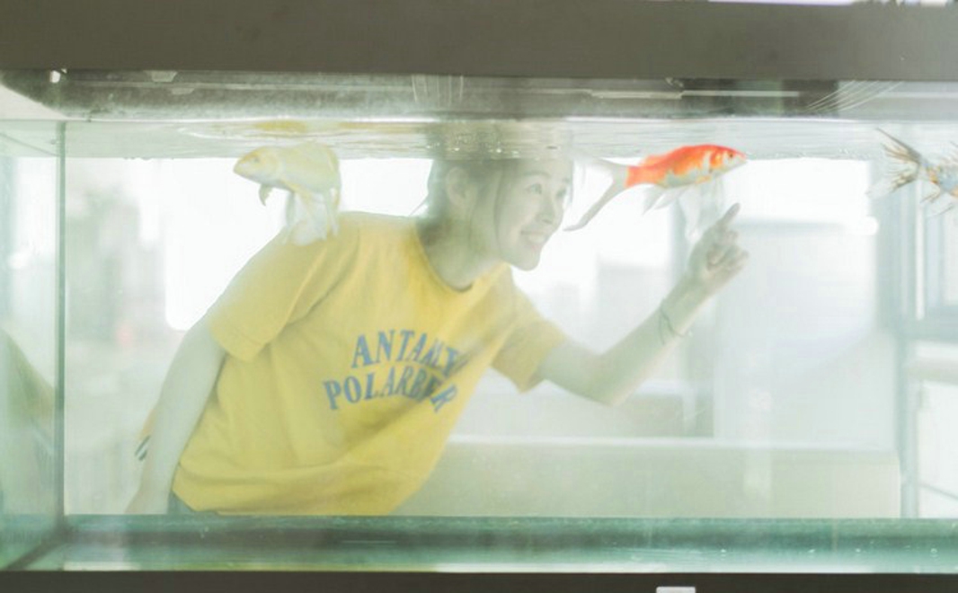 夏季美女外出游玩甜美户外俏皮唯美街拍