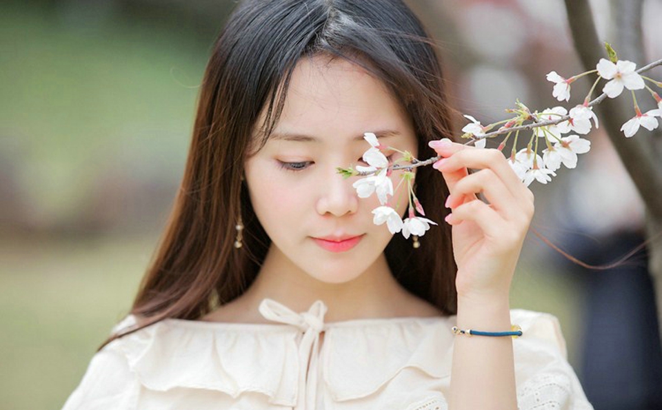 樱花树下肤光胜雪纯净美眉