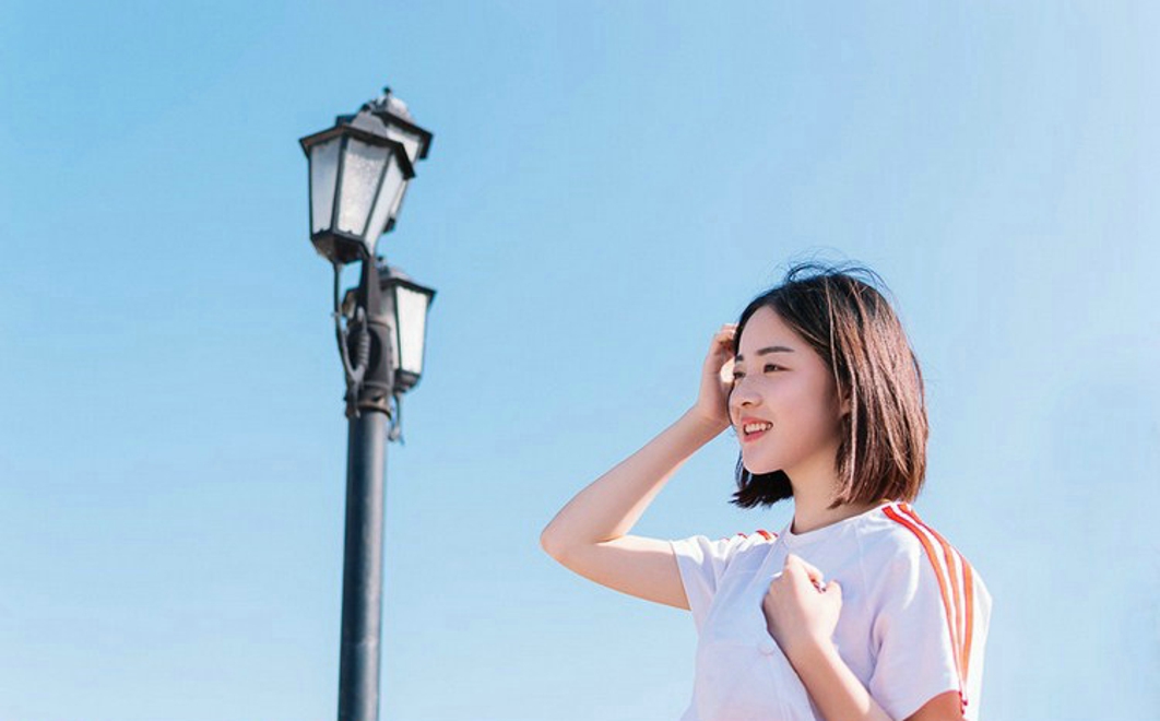 清纯运动衫元气少女上海俏皮写真