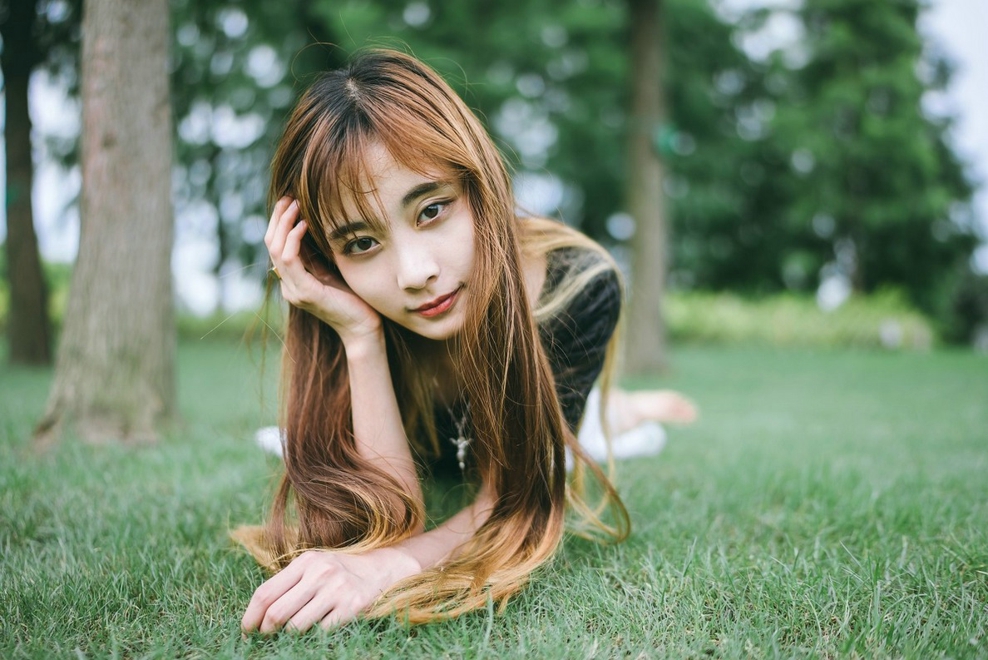 清纯靓丽时尚长发清新美女户外草地俏皮艺术照